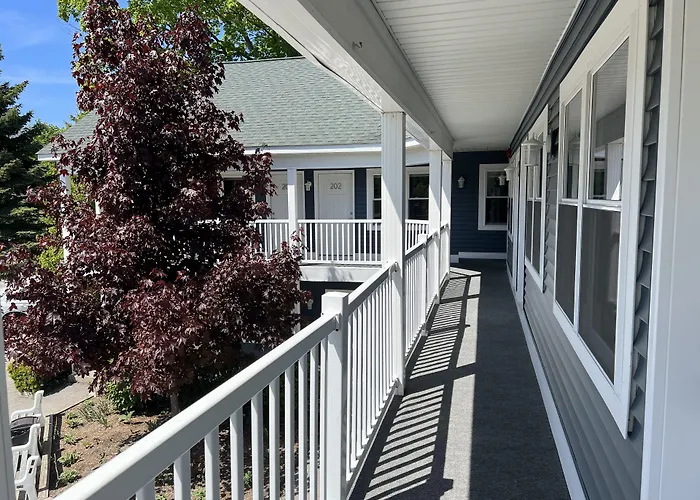 Empire Lakeshore Inn